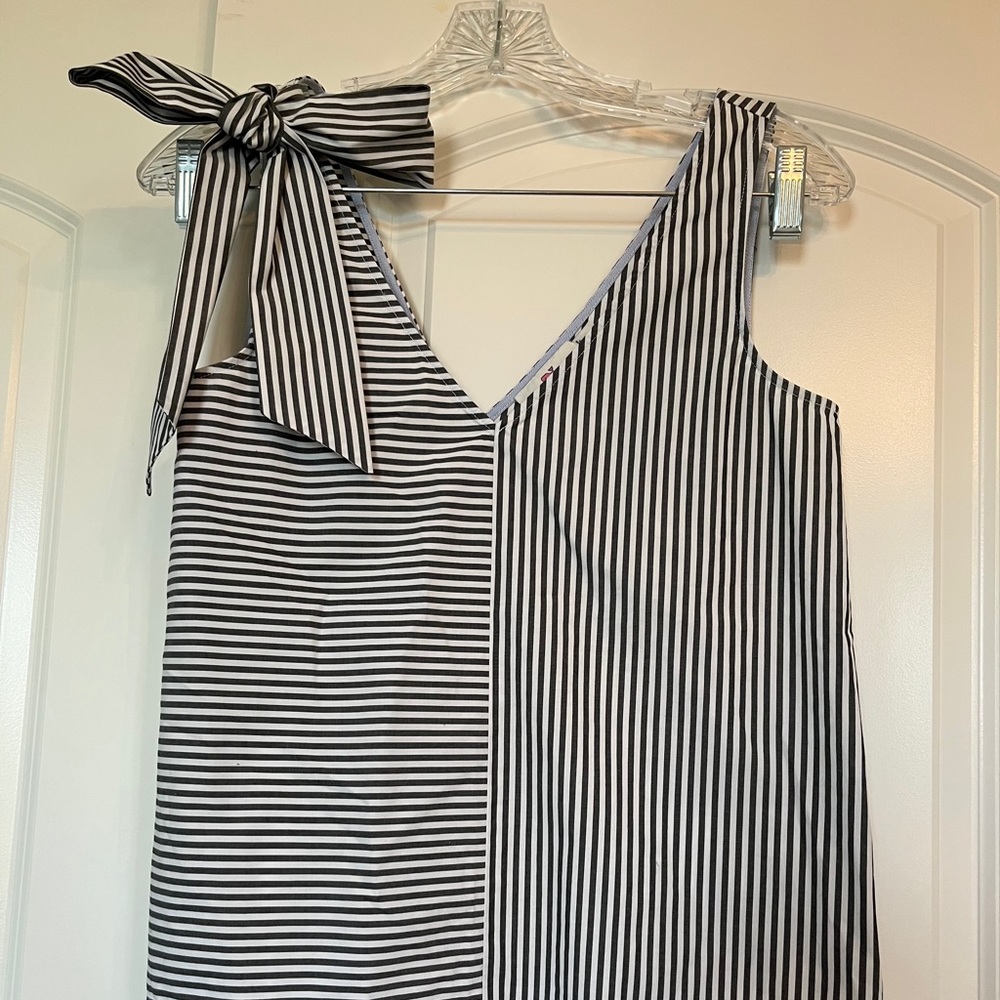 Dressy Vineyard Vines top size XXS.